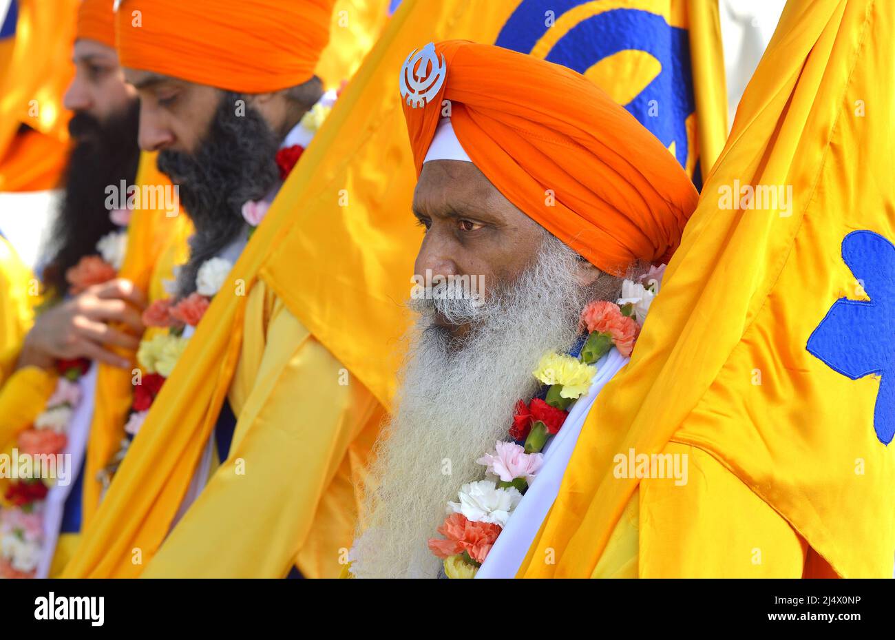 Gravesend, Kent, Großbritannien. 16.. April 2022. Tausende von Mitgliedern der großen Sikh-Gemeinschaft von Gravesend durchlaufen die Stadt vom Guru Nanak Darbar Gur Stockfoto