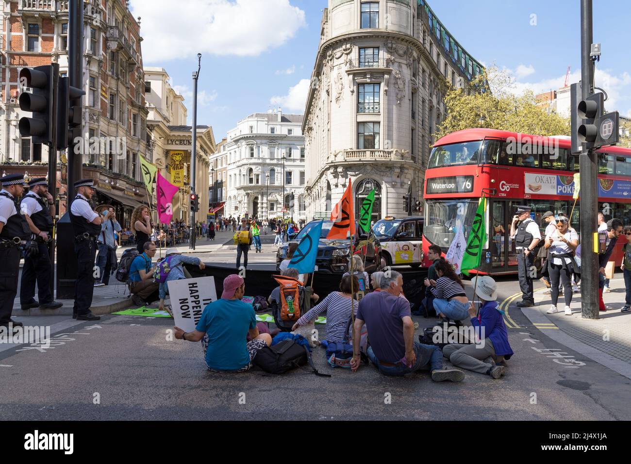 Extinction Rebellion Protest auf der Waterloo Bridge gegen den Einsatz fossiler Brennstoffe und zur Sensibilisierung für den Klimawandel. London - 15.. April 2022 Stockfoto