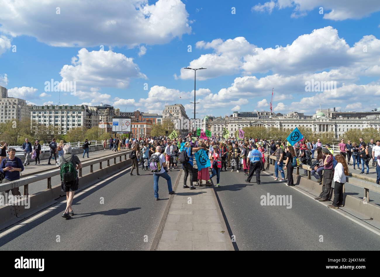 Extinction Rebellion Protest auf der Waterloo Bridge gegen den Einsatz fossiler Brennstoffe und zur Sensibilisierung für den Klimawandel. London - 15.. April 2022 Stockfoto
