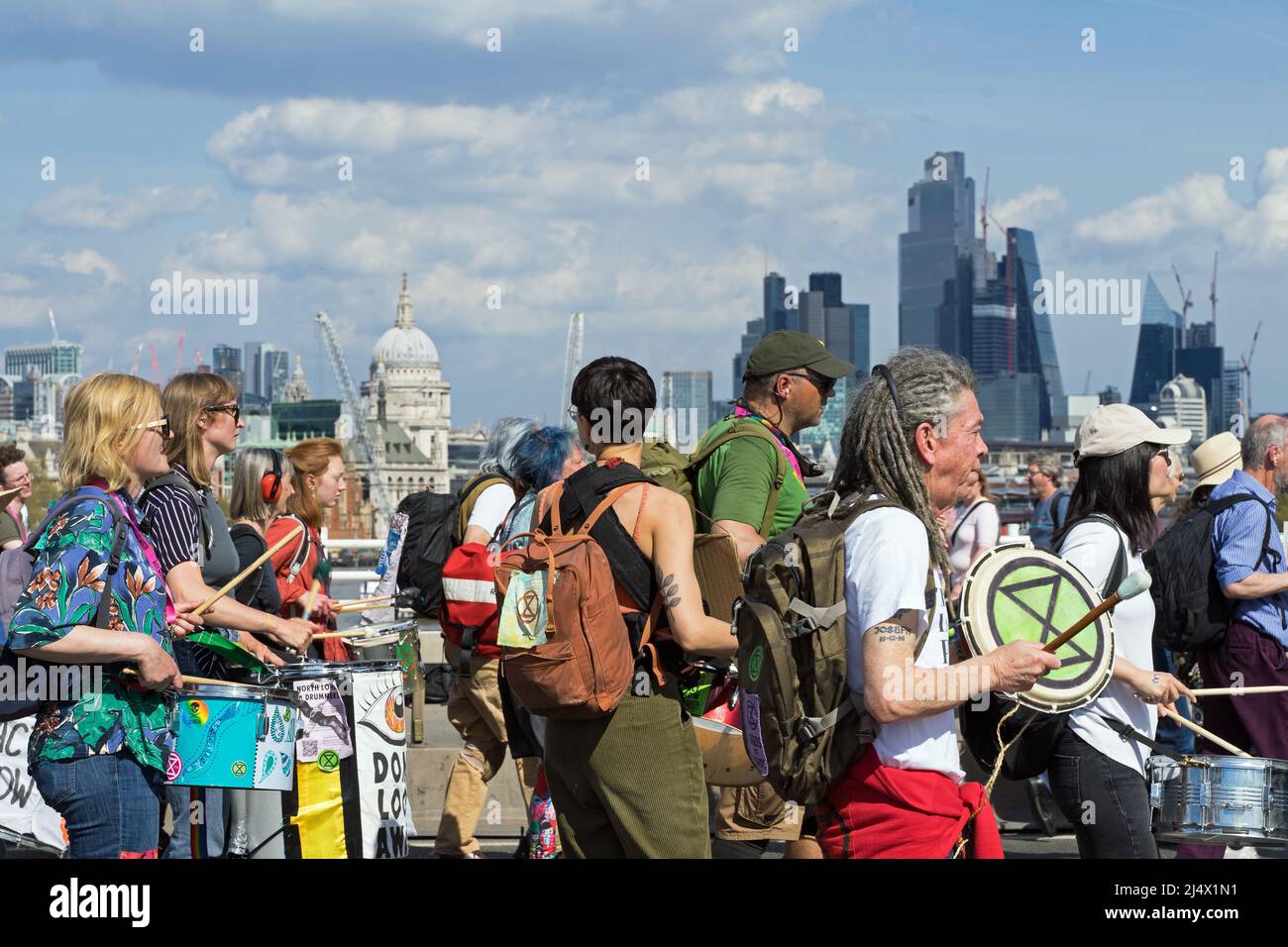 Extinction Rebellion Protest auf der Waterloo Bridge gegen den Einsatz fossiler Brennstoffe und zur Sensibilisierung für den Klimawandel. London - 15.. April 2022 Stockfoto