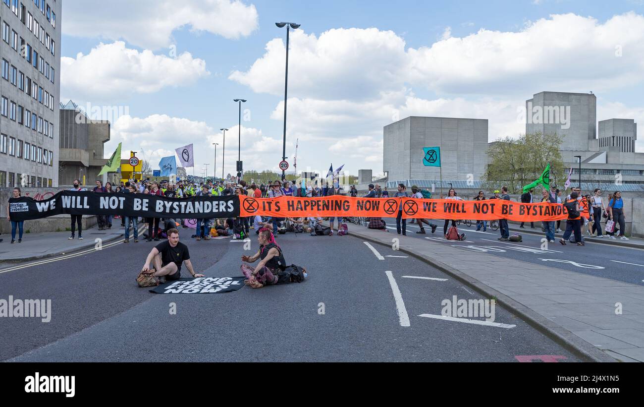 Extinction Rebellion Protest auf der Waterloo Bridge gegen den Einsatz fossiler Brennstoffe und zur Sensibilisierung für den Klimawandel. London - 15.. April 2022 Stockfoto