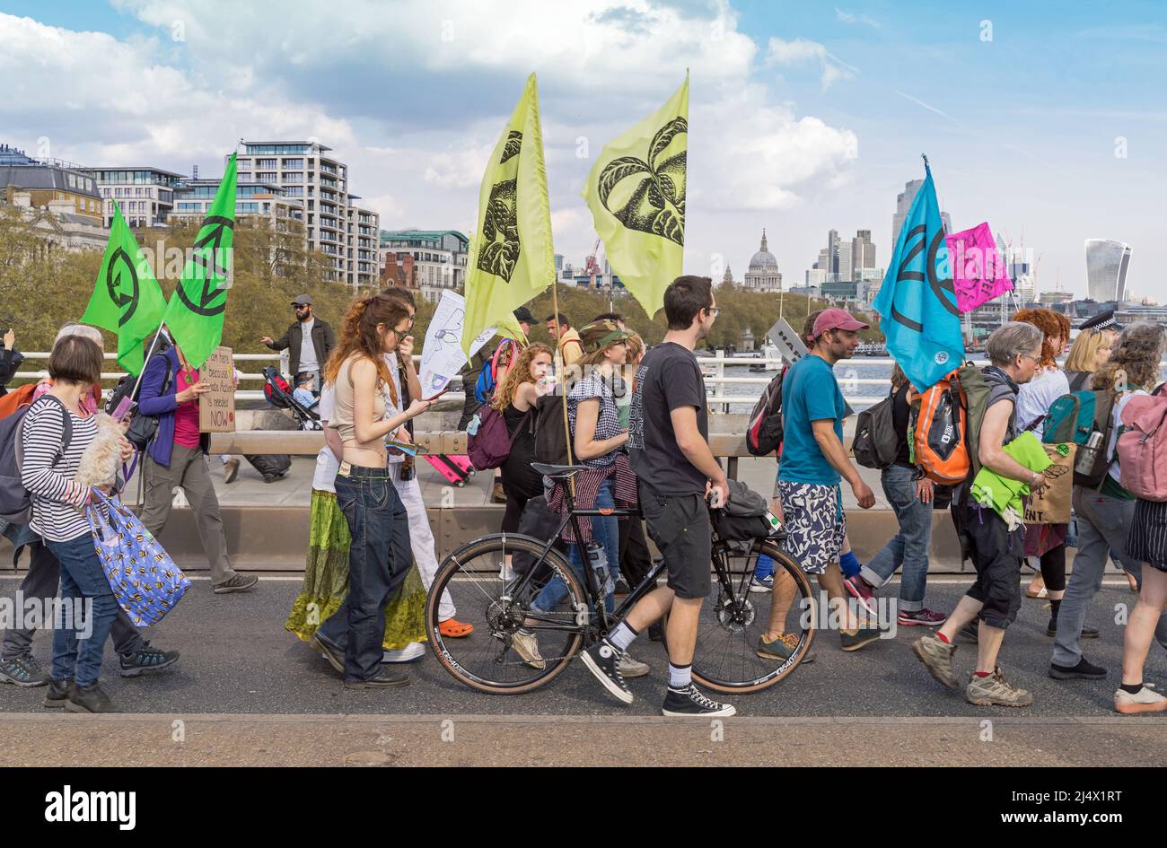 Extinction Rebellion Protest auf der Waterloo Bridge gegen den Einsatz fossiler Brennstoffe und zur Sensibilisierung für den Klimawandel. London - 15.. April 2022 Stockfoto