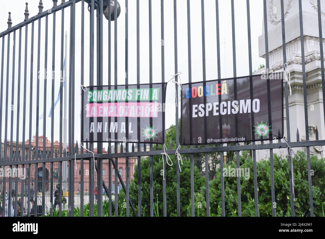 Buenos Aires, Argentinien; 1. Nov 2021: Transparente mit Botschaften des Veganismus hingen auf der Plaza de Mayo während des Welt-Vegan-Tages. Lassen Sie uns der Tierexplosion ein Ende setzen Stockfoto