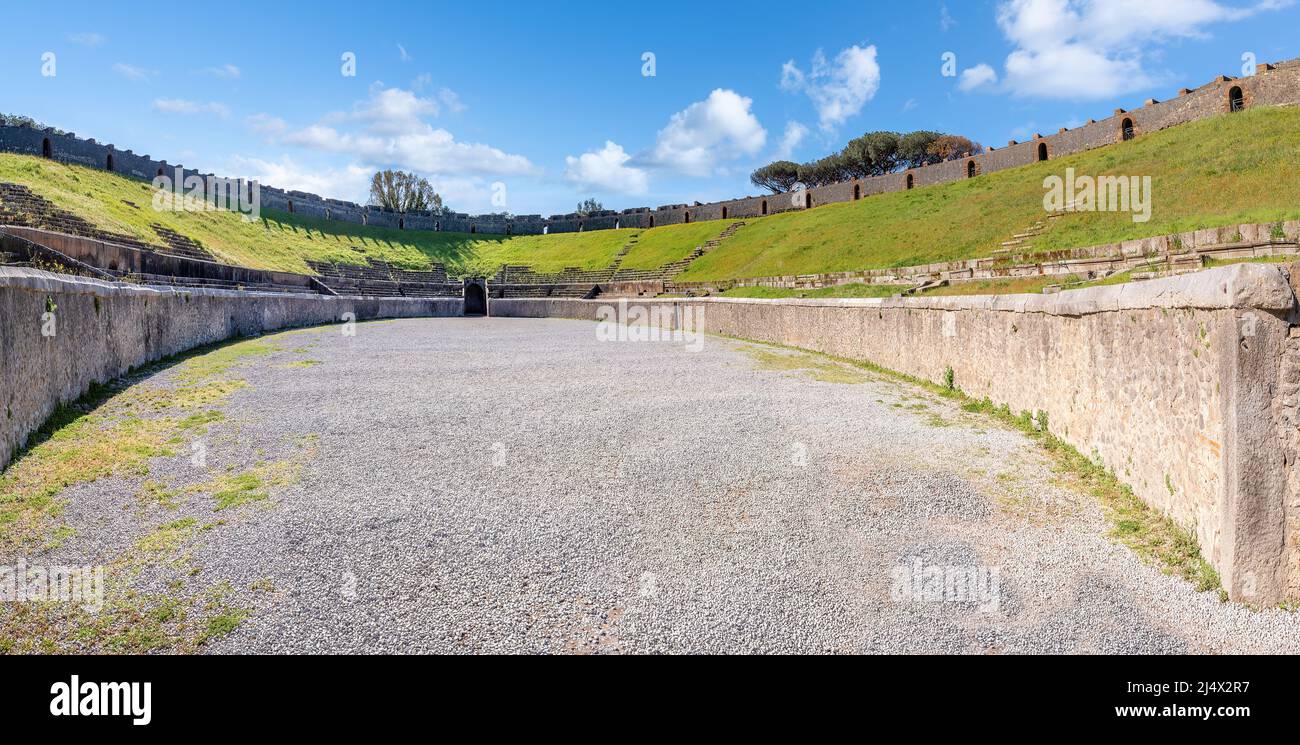 Das Amphitheater von Pompeji ist eines der ältesten erhaltenen römischen Amphitheater. Es befindet sich in der antiken römischen Stadt Pompeji und wurde von begraben Stockfoto