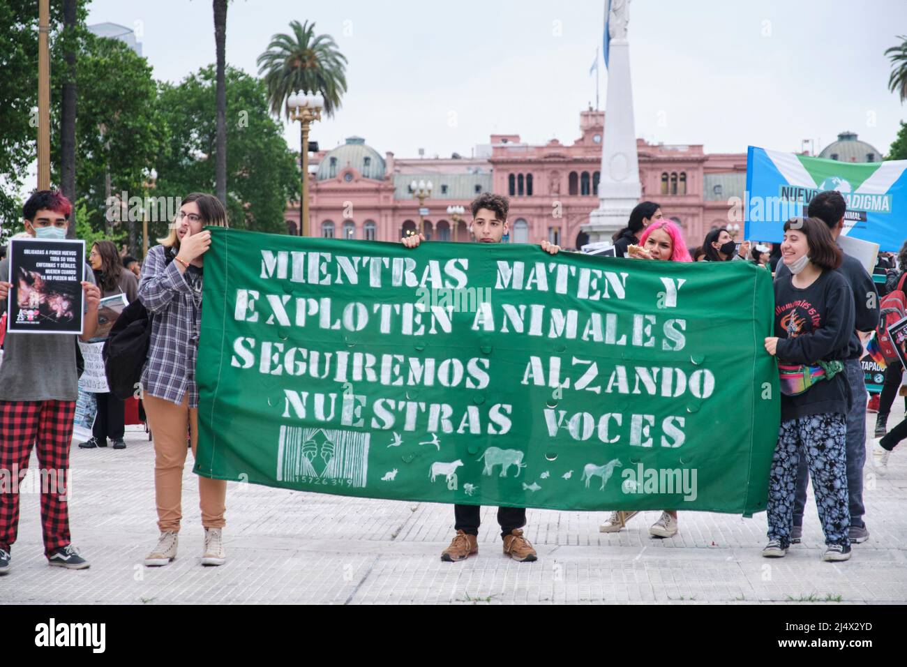 Buenos Aires, Argentinien; 1. Nov 2021: Demonstration zum Welt-Vegan-Tag auf der Plaza de Mayo. Menschen, die ein Banner halten: Solange Tiere getötet und explo werden Stockfoto