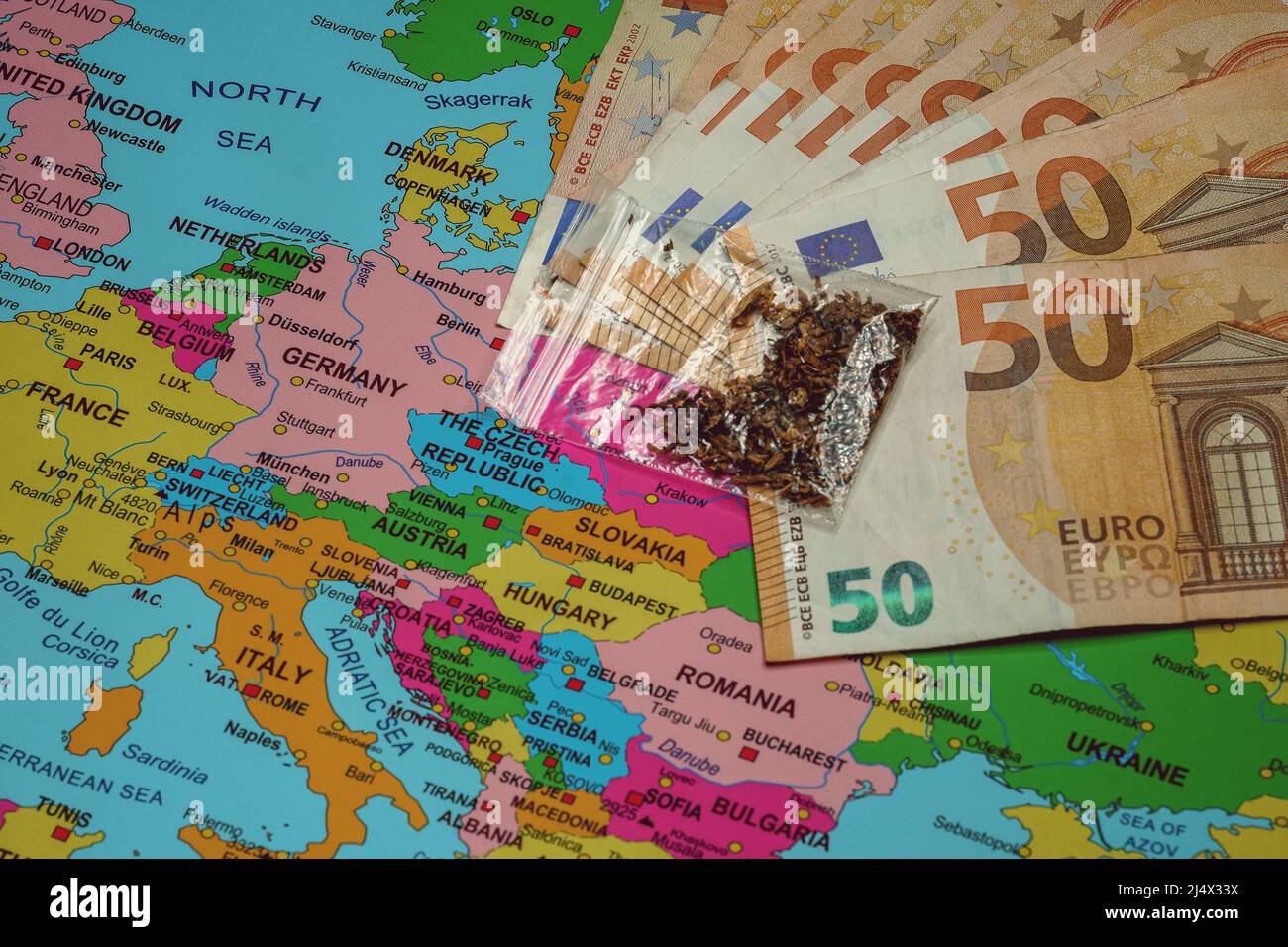 Rauchmischung und Geld auf der Landkarte von europa. Stockfoto