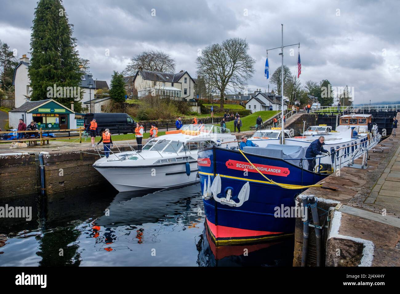 Der Touristenkreuzer Scottish Highlander mit anderen kleineren Booten, die ihren Weg durch den Caledonian Canal schlössern und in Loch Ness, Schottland, einschiffen Stockfoto