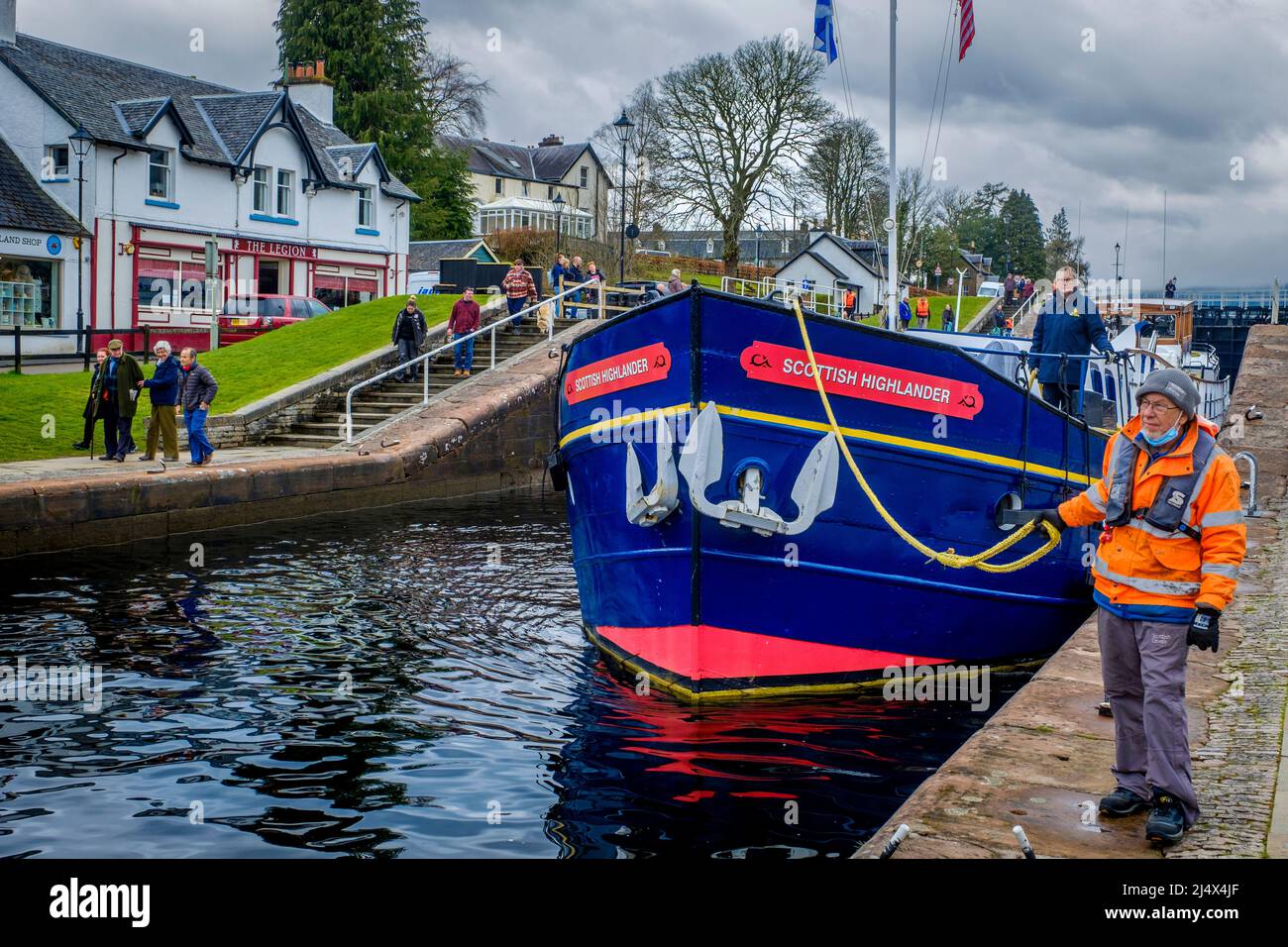 Der Touristenkreuzer Scottish Highlander macht sich auf den Weg durch den Caledonian Canal und in Loch Ness, Schottland Stockfoto