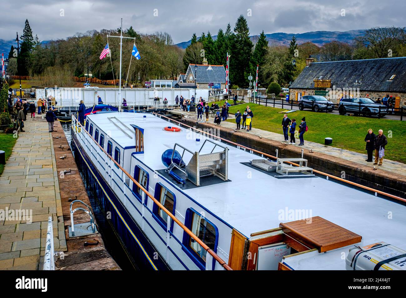 Der Touristenkreuzer Scottish Highlander macht sich auf den Weg durch den Caledonian Canal und in Loch Ness, Schottland Stockfoto