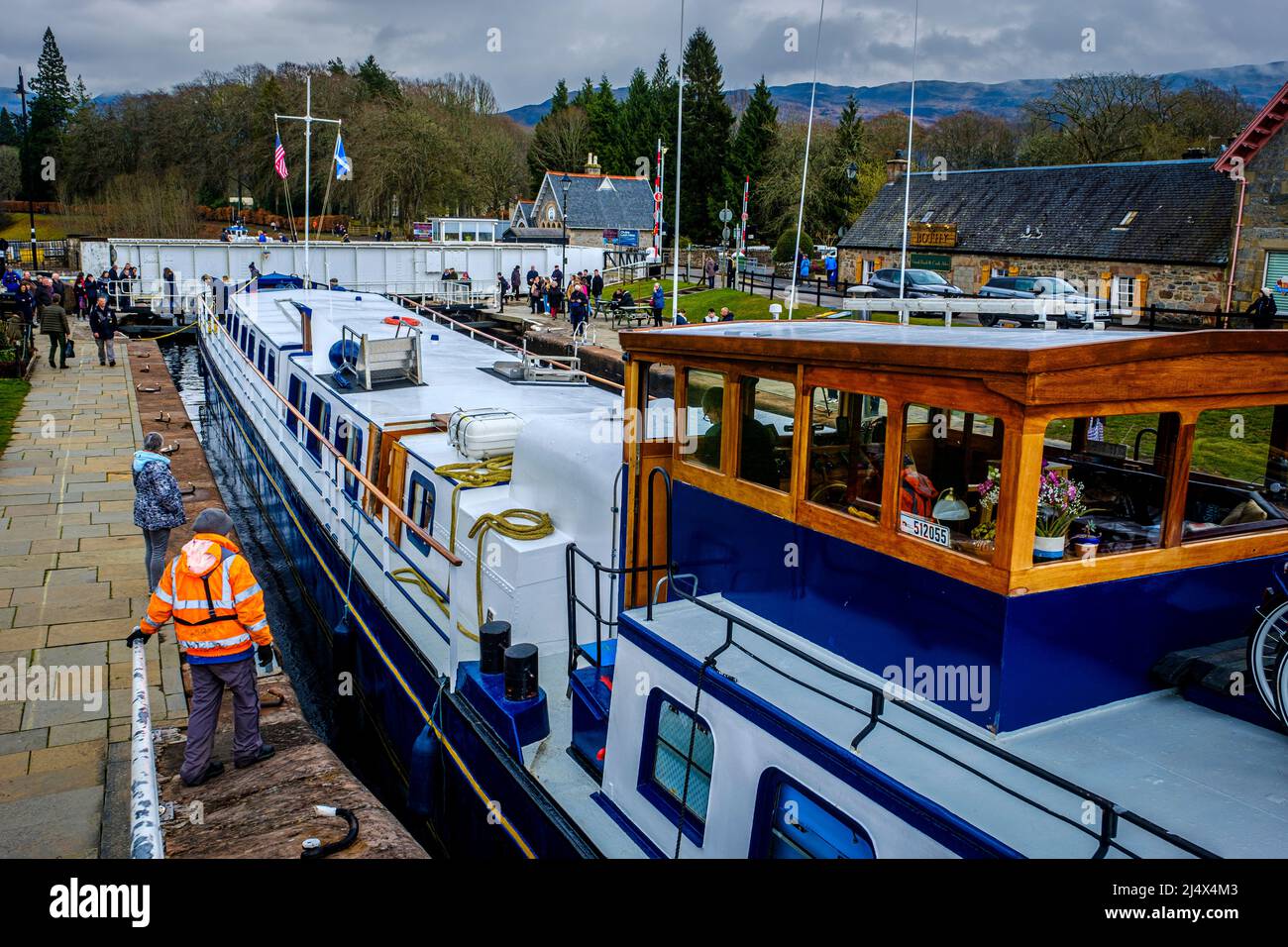 Der Touristenkreuzer Scottish Highlander macht sich auf den Weg durch den Caledonian Canal und in Loch Ness, Schottland Stockfoto