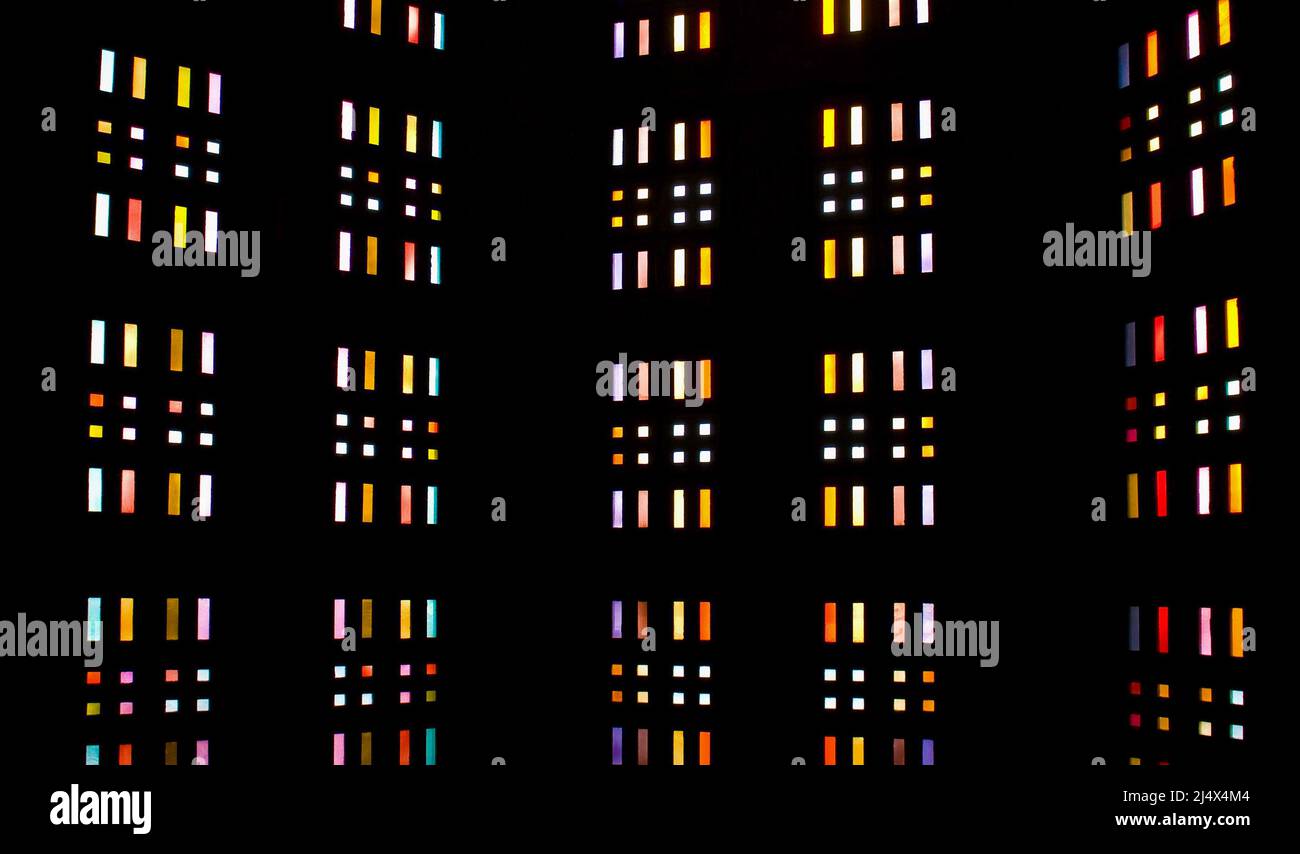 Die Eglise Saint-Joseph mit Galsfenstern von Marguerite Huré wurde von Auguste Perret als Zeichen der Hoffnung von Le Havre, Normandie, Frankreich, erbaut Stockfoto