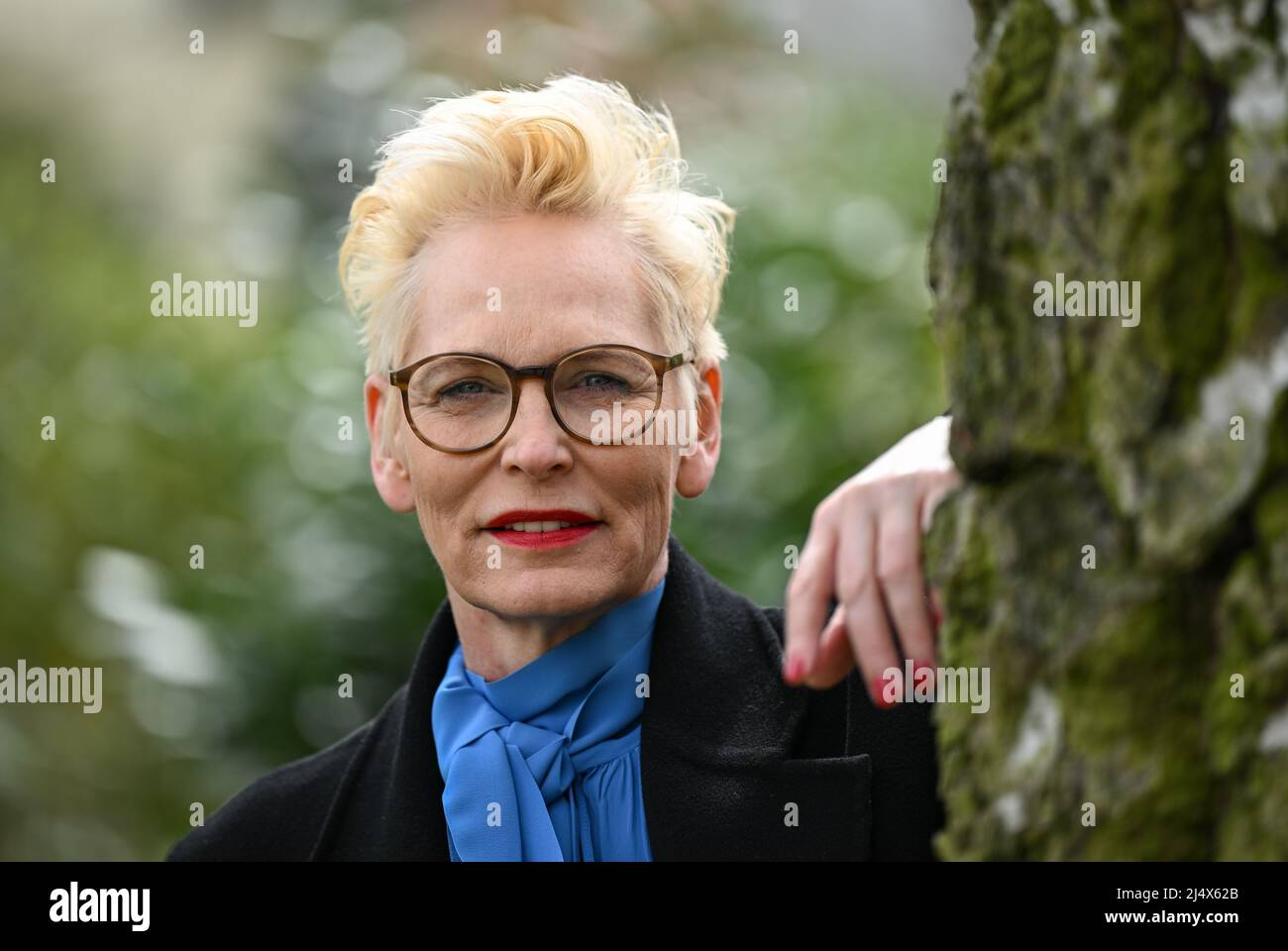 05. April 2022, Hessen, Frankfurt/Main: Bärbel Schäfer, Moderatorin, Journalistin und Autorin, Nimmt an einem Fotoshooting im Frankfurter Palmengarten Teil. In ihrem neuen Buch „Ava's Secret: Meine Begegnung mit Einsamkeit“ thematisiert sie den Zustand der tiefen Verlassenheit, den immer mehr Menschen erleben. Foto: Arne Dedert/dpa Stockfoto