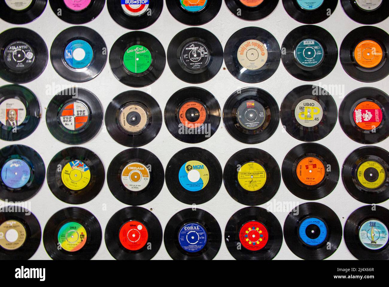 Ein symmetrisches Muster aus alten 7-Zoll-Singles, die eine Wand schmücken Stockfoto