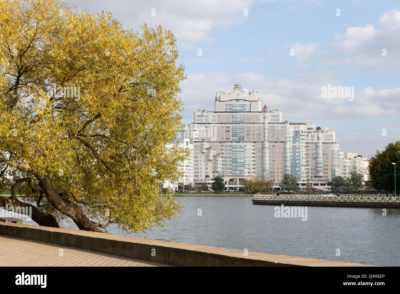 Stadtbild an einem sonnigen Herbsttag, Minsk und dem Ufer des Flusses Svisloch Stockfoto