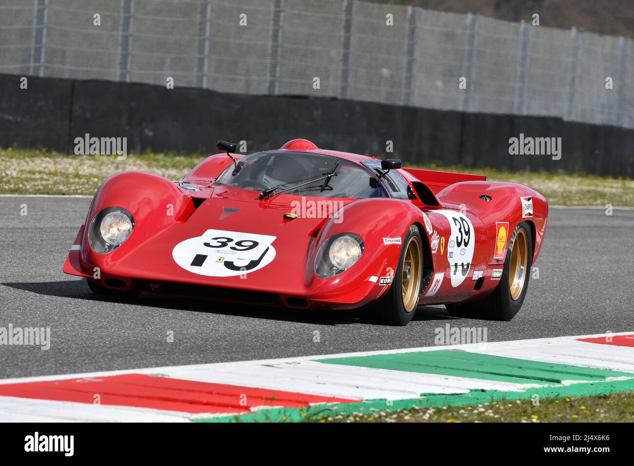 Scarperia, 3. April 2022: Ferrari 312 P Jahr 1969 ex Pedro Rodriguez im Einsatz während des Mugello Classic 2022 auf dem Kurs von Mugello in Italien. Stockfoto