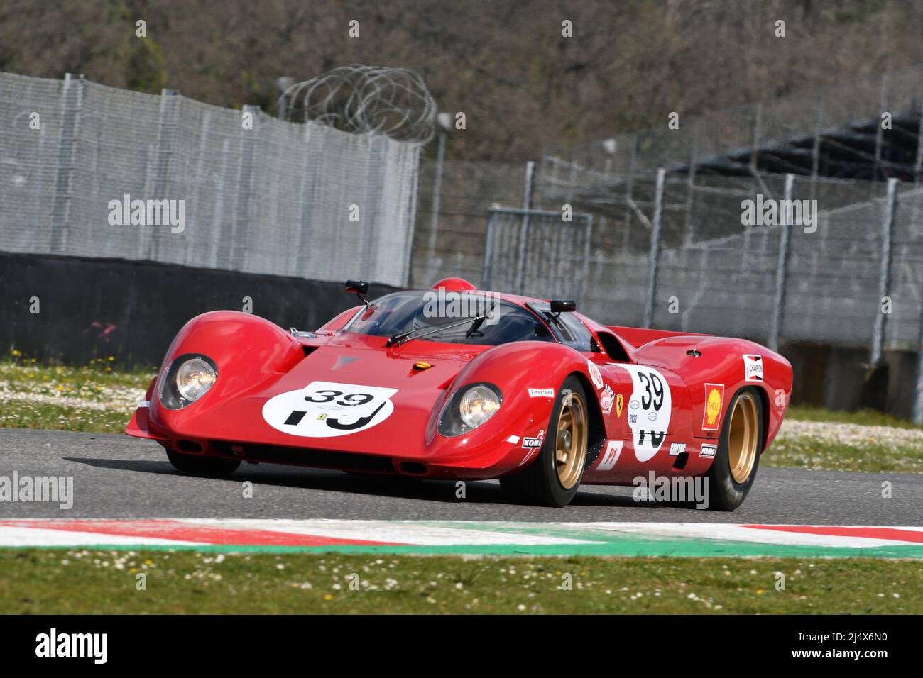 Scarperia, 3. April 2022: Ferrari 312 P Jahr 1969 ex Pedro Rodriguez im Einsatz während des Mugello Classic 2022 auf dem Kurs von Mugello in Italien. Stockfoto