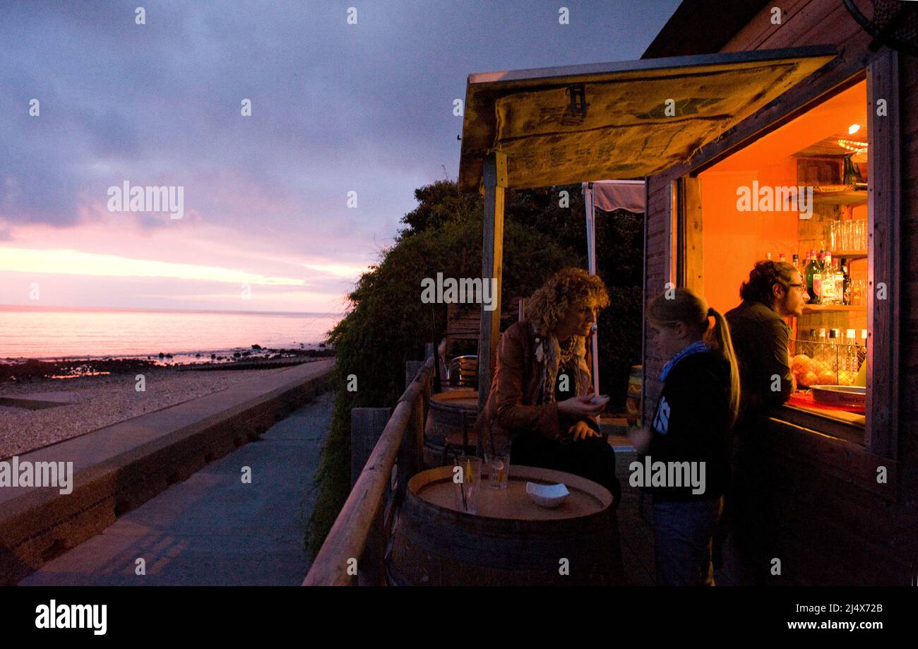 Die Bar Au Bout du Monde am Wasser ist ein beliebter Ort für Sonnenuntergänge, Le Havre, Frankreich Stockfoto