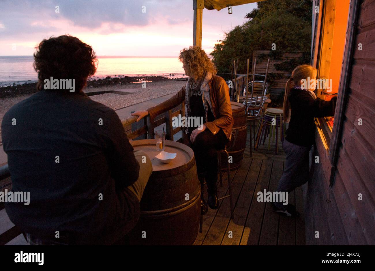 Die Bar Au Bout du Monde am Wasser ist ein beliebter Ort für Sonnenuntergänge, Le Havre, Frankreich Stockfoto