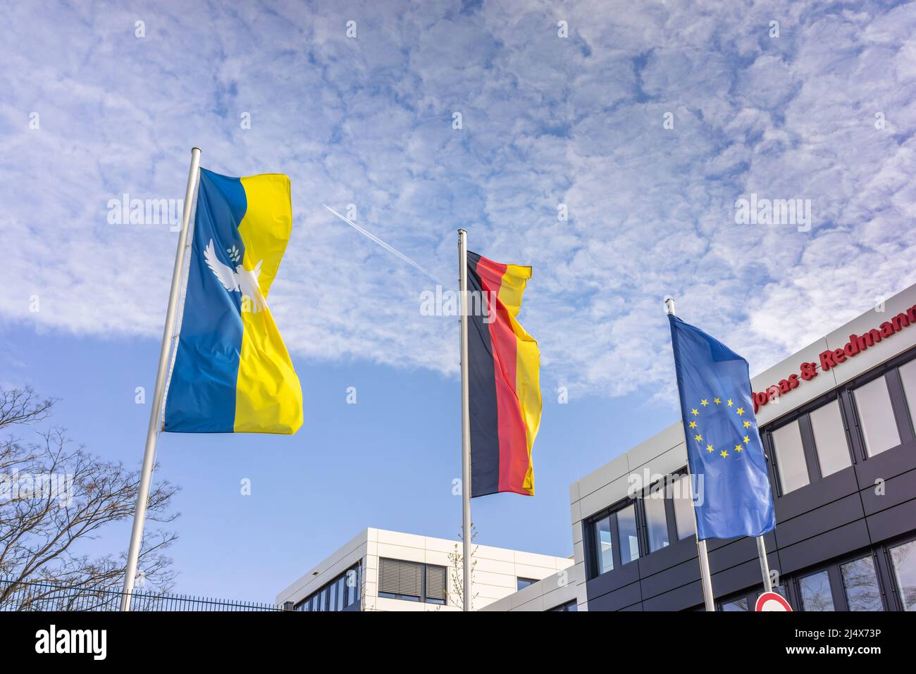 Flaggen der Ukraine, Deutschlands und der Europäischen Union in einer Reihe als Zeichen der Solidarität mit der Ukraine, Berlin, Deutschland, Europa Stockfoto