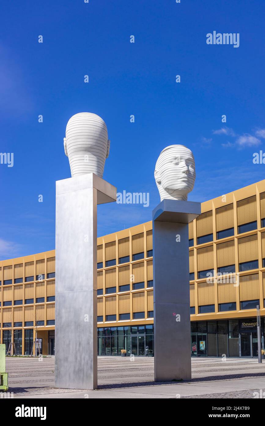 Kopfbewegung - Shifting Heads Kunstinstallation auf dem Campus-Gelände der Humboldt-Universität zu Berlin, Deutschland, Europa Stockfoto