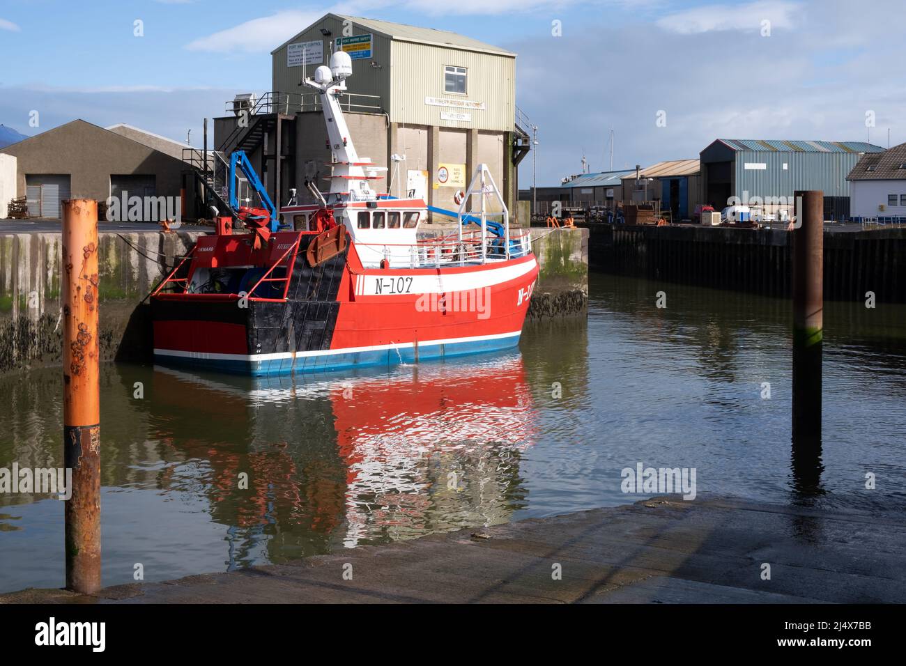 Rotes Fischerboot im Hafen von Kilkeel in der Grafschaft Down Northern Ireland Stockfoto
