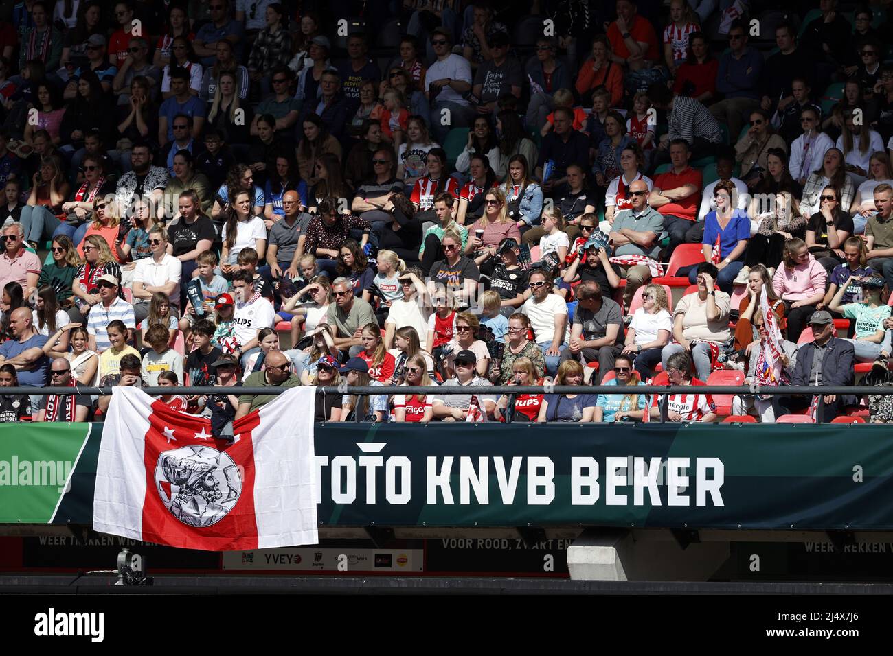 NIJMEGEN - Unterstützerinnen beim KNVB-Pokalfinale für Frauen zwischen PSV und Ajax im Stadion De Goffert am 18. April 2022 in Nijmegen, Niederlande. ANP SEM VAN DER WAL Stockfoto