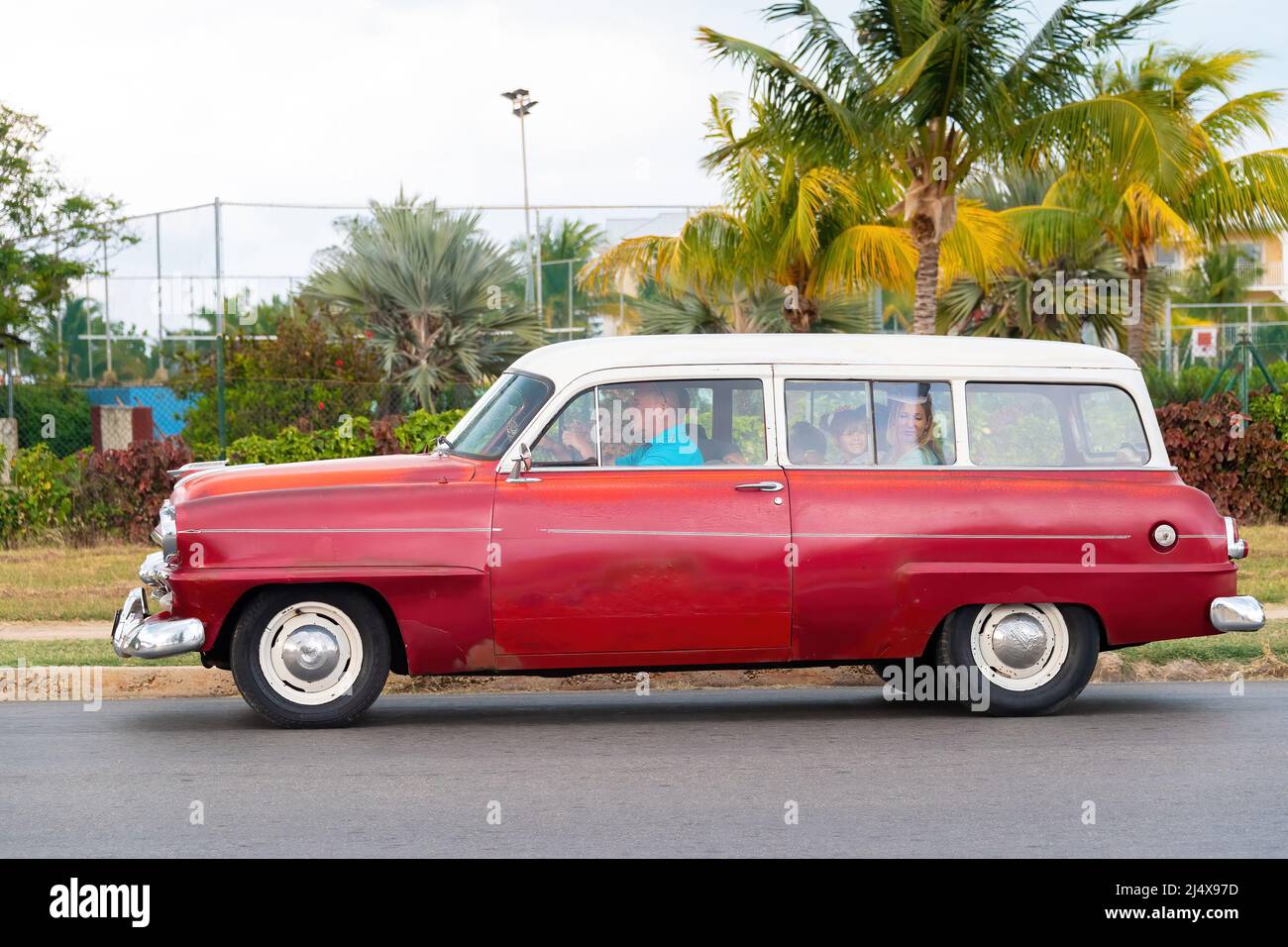 Ein altes, veraltetes amerikanisches Fahrzeug, das als Taxi im berühmten Stadtgebiet arbeitet. Die Stadt Varadero ist eines der meistbesuchten Reiseziele in Th Stockfoto