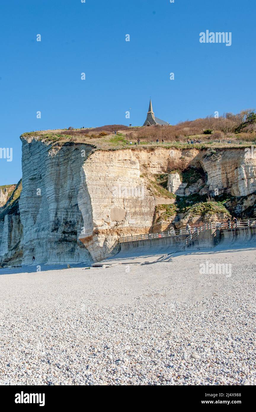 Die Chapelle Notre-Dame-de-la-Garde im Falaise d'Amont von Étretat, Frankreich Stockfoto