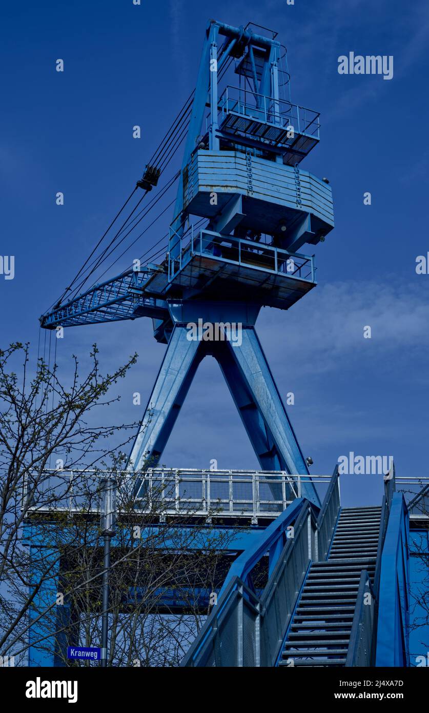 Der blaue Kran in klarem blauen Himmel im Stadtgebiet 'Hafen Offenbach' in Offenbach, Hessen, Deutschland Stockfoto