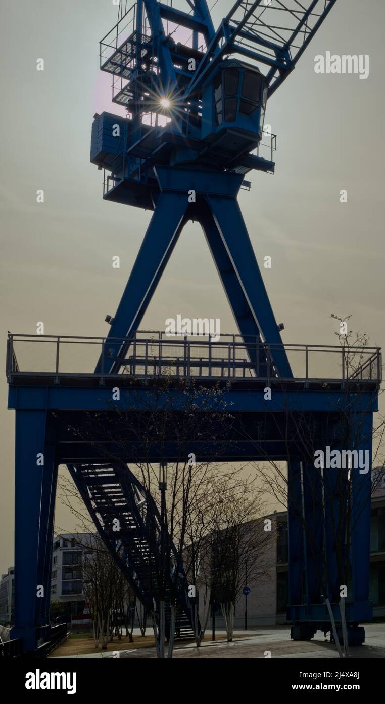 Der blaue Kran im Rücklicht im Stadtgebiet 'Hafen Offenbach' in Offenbach, Hessen, Deutschland Stockfoto