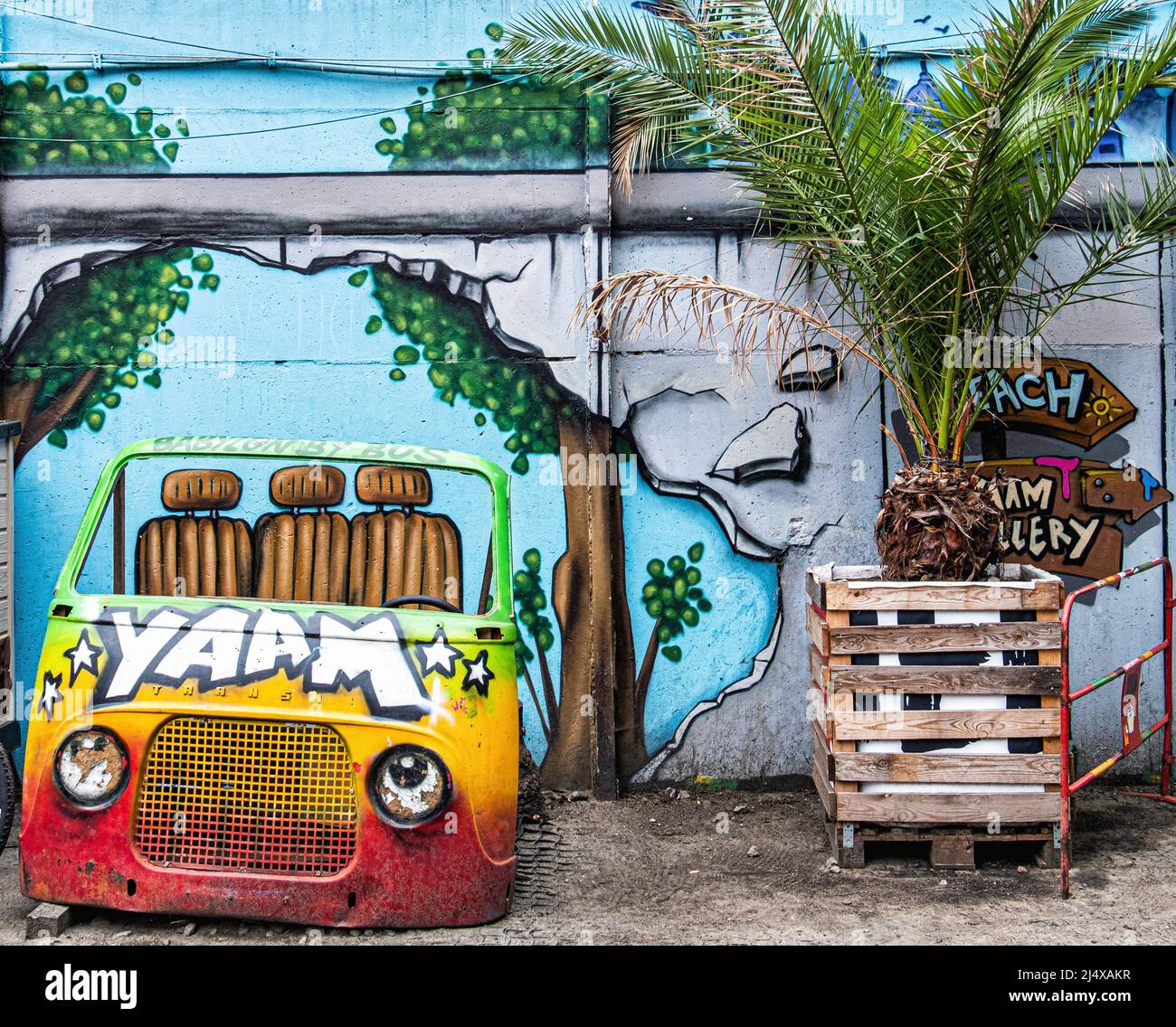 Altes bemaltes Auto auf dem YAAM Young African Art Market am Stralauer Platz, Friedrichshain, Berlin. Riverside Beach Club mit Basketball- und Volleyballplätzen, einer Bar sowie Live-Konzerten und Musik von DJs Stockfoto