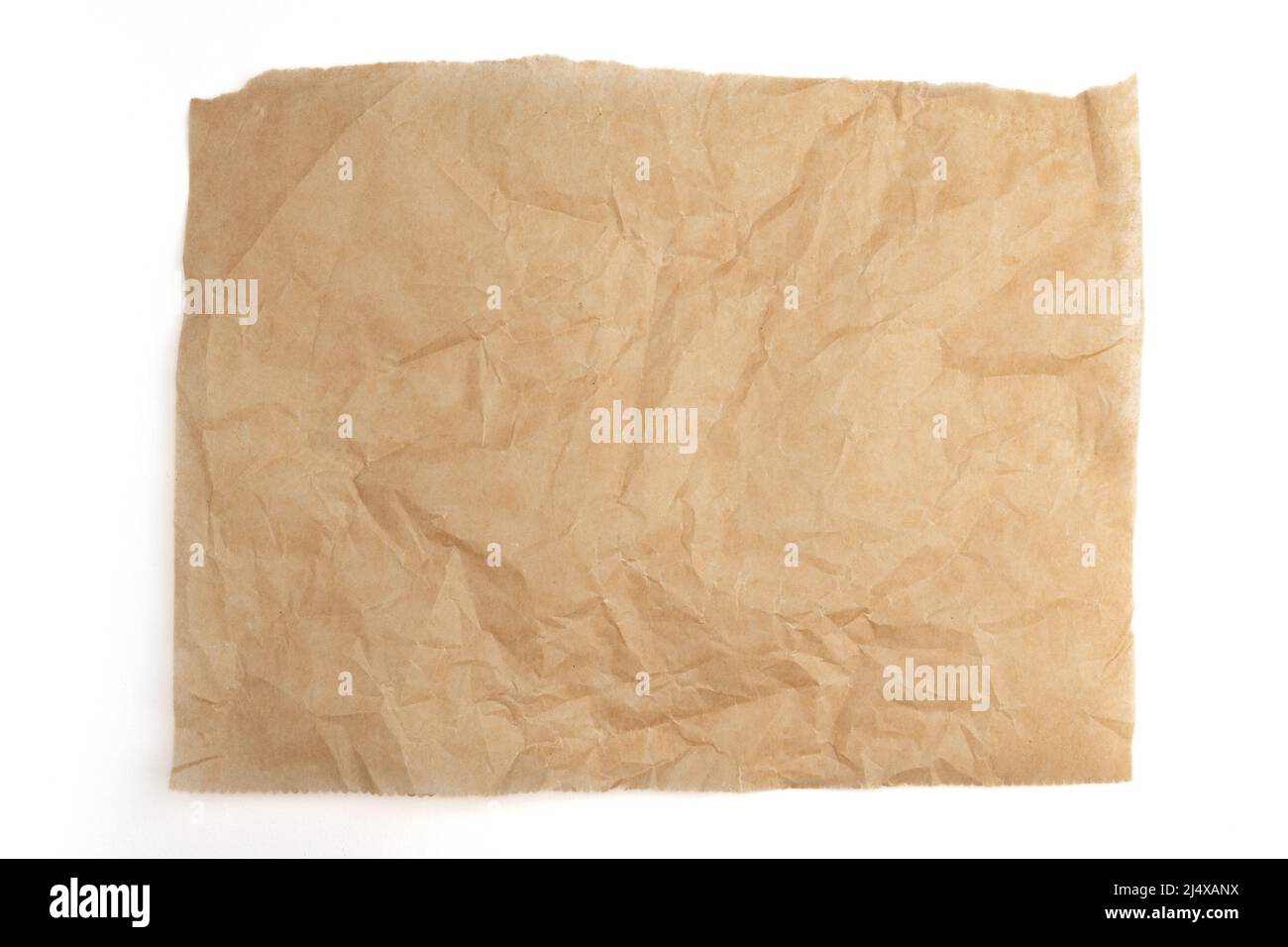 Braunes Backpapier isoliert auf weißem Hintergrund, Draufsicht, Pergament zum kulinarischen Backen Stockfoto