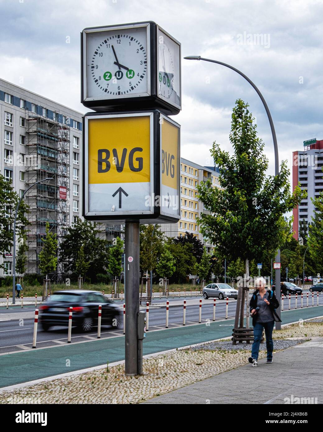 BVG-Verkehrsschild und -Uhr in der Holzmarktstraße, Mitte, Berlin,  Deutschland Stockfotografie - Alamy