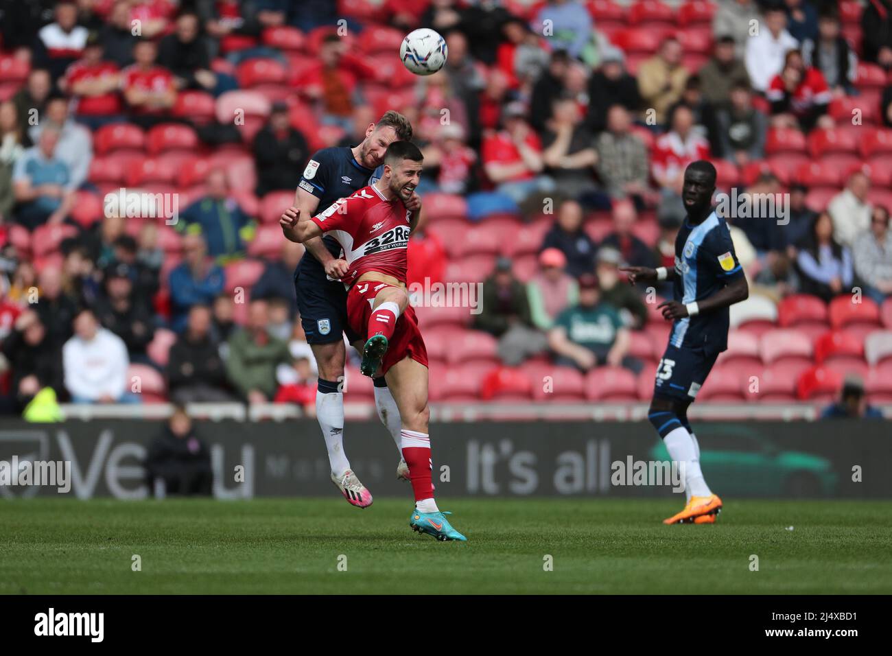 MIDDLESBROUGH, GROSSBRITANNIEN. APR 18. Andraz Sporar von Middlesbrough bestreitet einen Header mit Harry Toffolo von Huddersfield Town während des Sky Bet Championship-Spiels zwischen Middlesbrough und Huddersfield Town am Montag, dem 18.. April 2022 im Riverside Stadium, Middlesbrough. (Kredit: Mark Fletcher | MI News) Kredit: MI Nachrichten & Sport /Alamy Live News Stockfoto