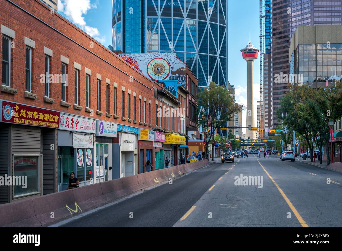 Calgary, Kanada - 09.09.2018: Calgary Tower durch eine lange Straße hindurch gesehen. Calgary Downtown unter blauem Himmel an einem sonnigen Tag Stockfoto