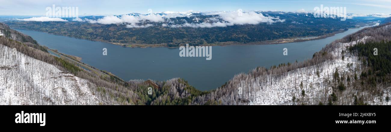 Schnee bedeckt die malerische Columbia River Gorge, die Oregon und Washington im pazifischen Nordwesten der Vereinigten Staaten trennt. Stockfoto