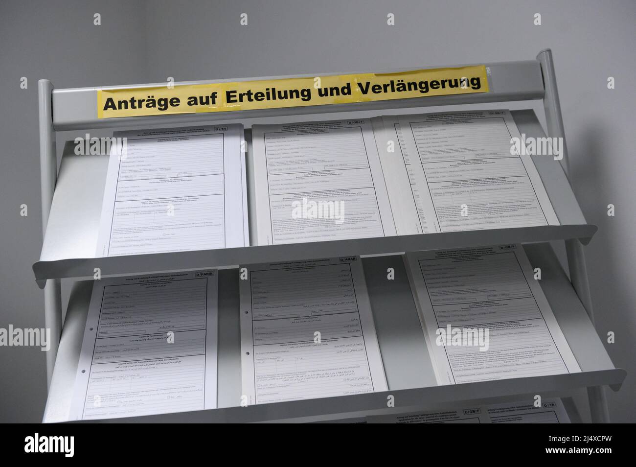 07. April 2022, Hamburg: "Anträge auf Erteilung und Verlängerung" wird auf einem Stand mit Anträgen auf Aufenthaltserlaubnis geschrieben. Das Ausländeramt im Bezirksamt Hamburg-Nord hat kürzlich einen neuen Standort in der Nähe des Flughafens im Stadtteil Fuhlsbüttel bezogen. Die Einrichtung im Airport Center soll zum Herzstück einer neuen Willkommensbehörde werden, teilte der Senat mit. Foto: Jonas Walzberg/dpa Stockfoto