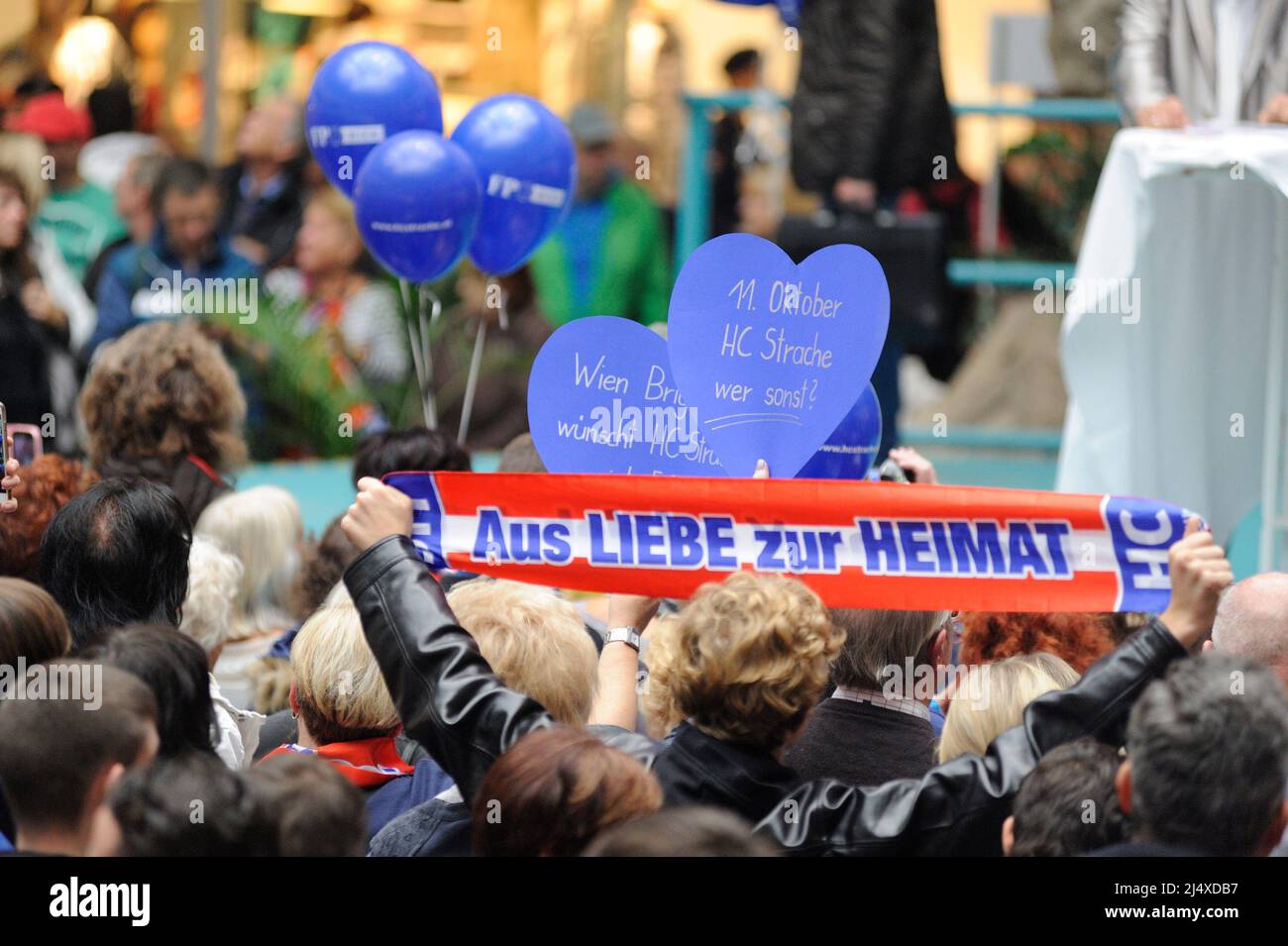 Wien, Österreich. 10. Oktober 2015. Abschluss des Wahlkampfes der FPÖ (Freiheitspartei Osterreich) in der Stadt Lugner in Wien. Das Bild zeigt Unterstützer der FPÖ Stockfoto