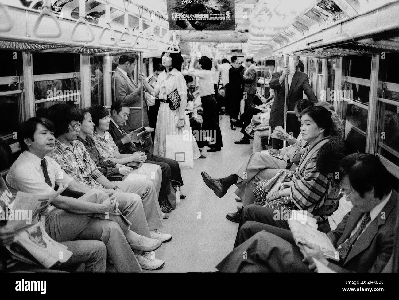 TOKYO METRO Innenansicht des U-Bahn-Autos mit Reisenden Stockfoto