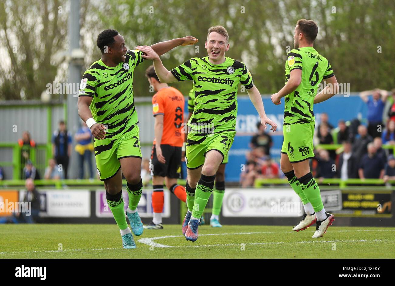 Regan Hendry von Forest Green Rovers (Mitte) feiert das Tor zum Eröffnungstreffer während des zweiten Spiels der Sky Bet League beim voll geladenen New Lawn in Nailsworth. Bilddatum: Montag, 18. April 2022. Stockfoto