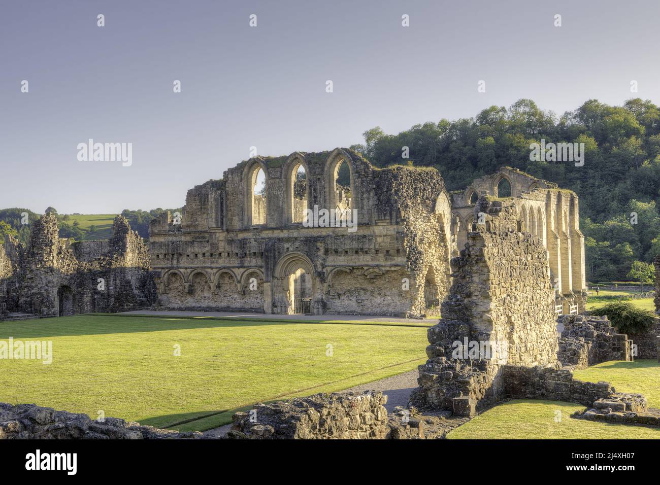 Blick über den Kreuzgang zur „Laver“ (Waschanlage) in der Arkadenwand der zerstörten Zisterzienserabtei Rievaulx Stockfoto