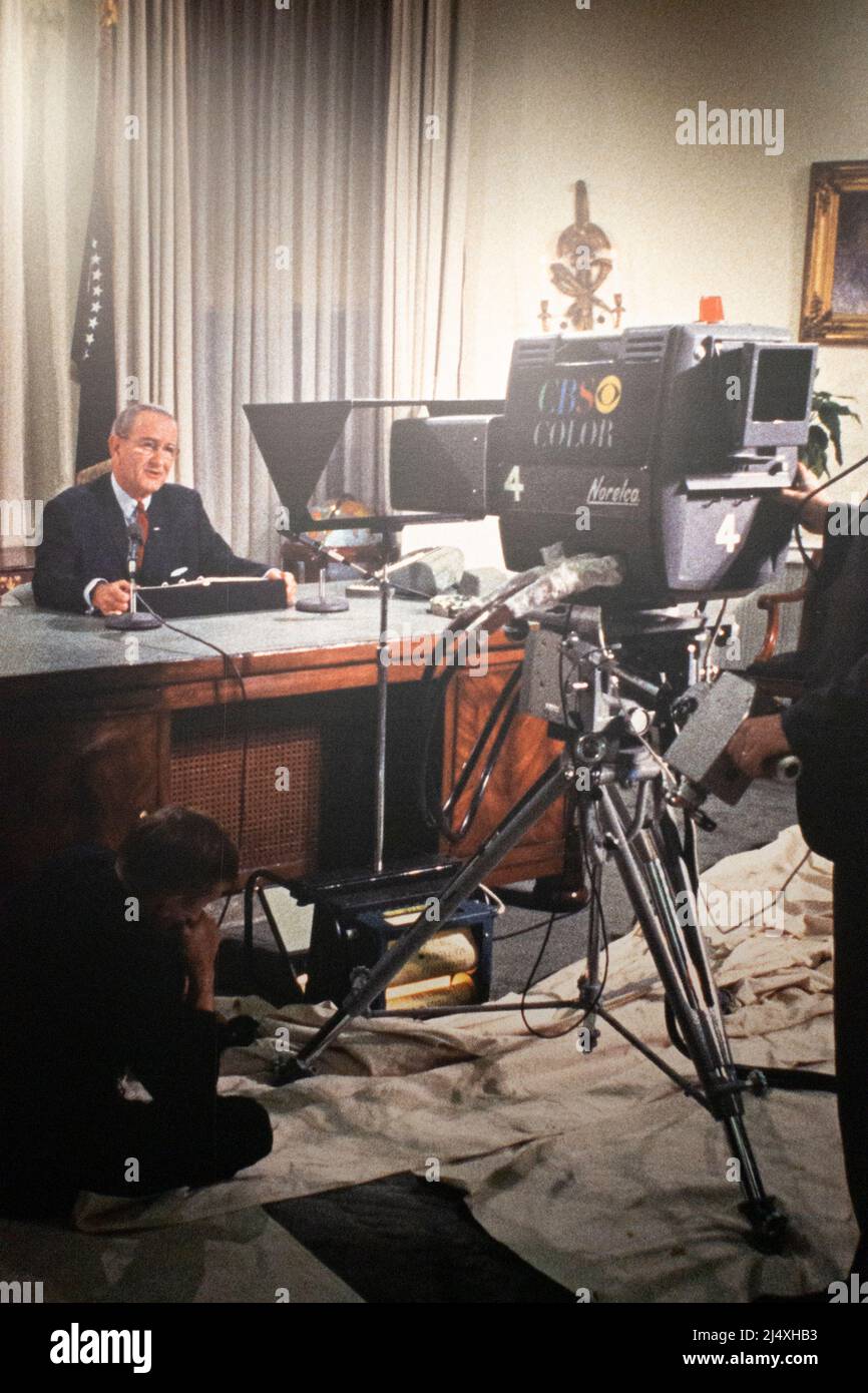 US-Präsident Lyndon Baines Johnson LBJ spricht vom Oval Office aus an die Nation, dass er am 31. 1968. März keine Wiederwahl im Live-Fernsehen beantragen wird Stockfoto