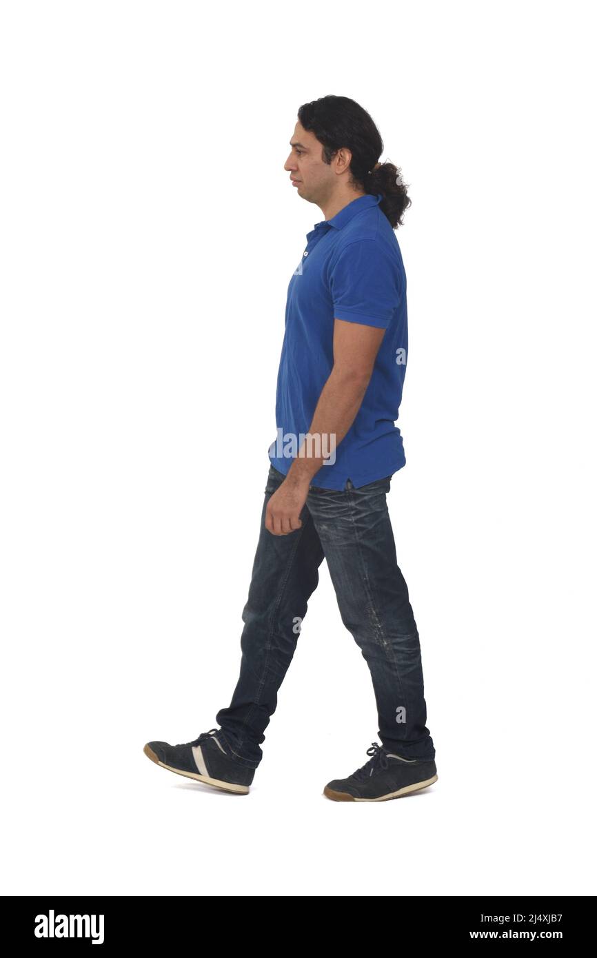 Mann in legerer Kleidung mit Tätowierungen auf weißem Hintergrund Stockfoto