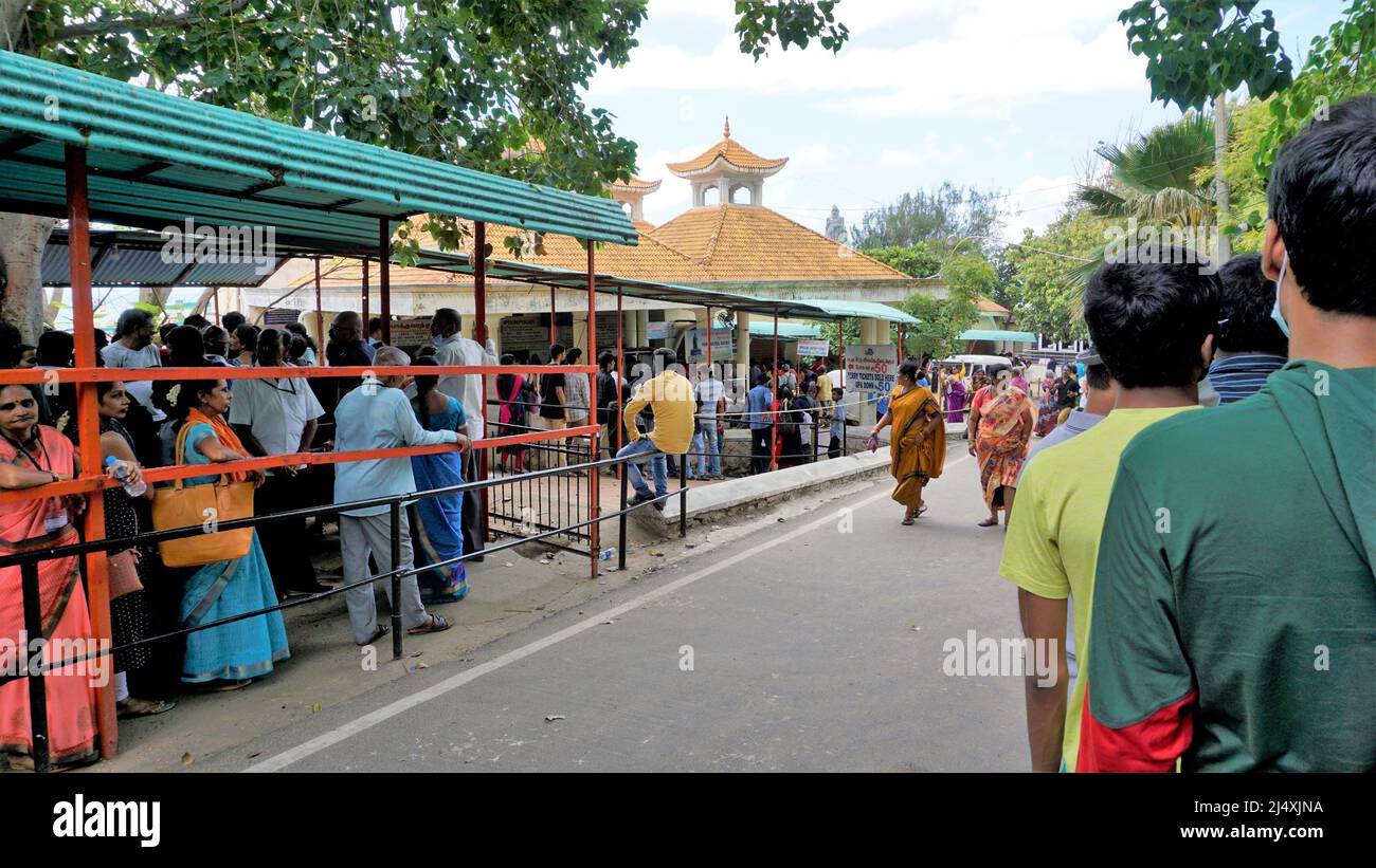 Kanyakumari,Tamilnadu,Indien-April 16 2022: Touristen warten in einer langen Schlange, um Fährtickets für den Besuch des Vivekananda Rock Memorial und des Thiruvalluvar S zu buchen Stockfoto