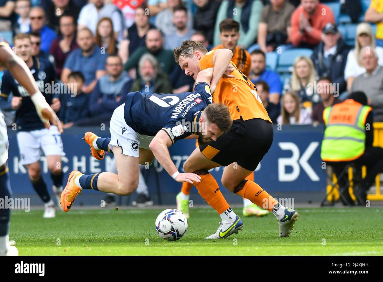 LONDON, GROSSBRITANNIEN. APR 18. Tom Bradshaw von Millwall kämpft am Montag, den 18.. April 2022, gegen Sean McLoughlin von Hull City während des Sky Bet Championship-Spiels zwischen Millwall und Hull City in The Den, London. (Kredit: Ivan Yordanov | MI Nachrichten) Kredit: MI Nachrichten & Sport /Alamy Live Nachrichten Stockfoto