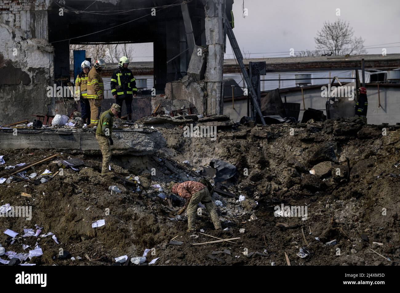 Lviv, Lviv, Ukraine. 18. April 2022. Mitarbeiter, die bei der Suche nach Objekten angezeigt werden. Am Morgen wurden in Lemberg, Berichten zufolge, vier Raketenangriffe durchgeführt, die die militärische Infrastruktur und eine stark beschädigte Reifenwerkstatt trafen. Angaben zufolge starben 7 Zivilisten und fast 11 wurden verletzt. (Bild: © Valeria Ferraro/ZUMA Press Wire) Stockfoto