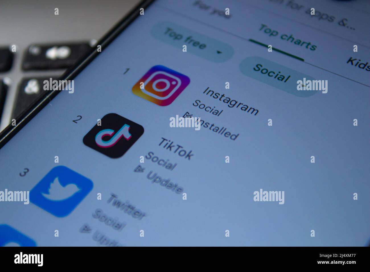 Die beliebtesten Social-Media-Apps auf dem Google Play Store-Bildschirm. Afyonkarahisar, Türkei - 18. April 2022. Stockfoto