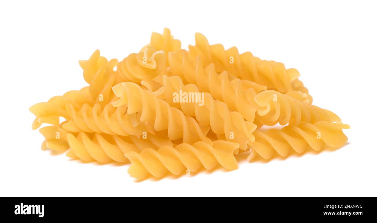 Italienischer Fusilli Haufen isoliert auf weißem Hintergrund Stockfoto