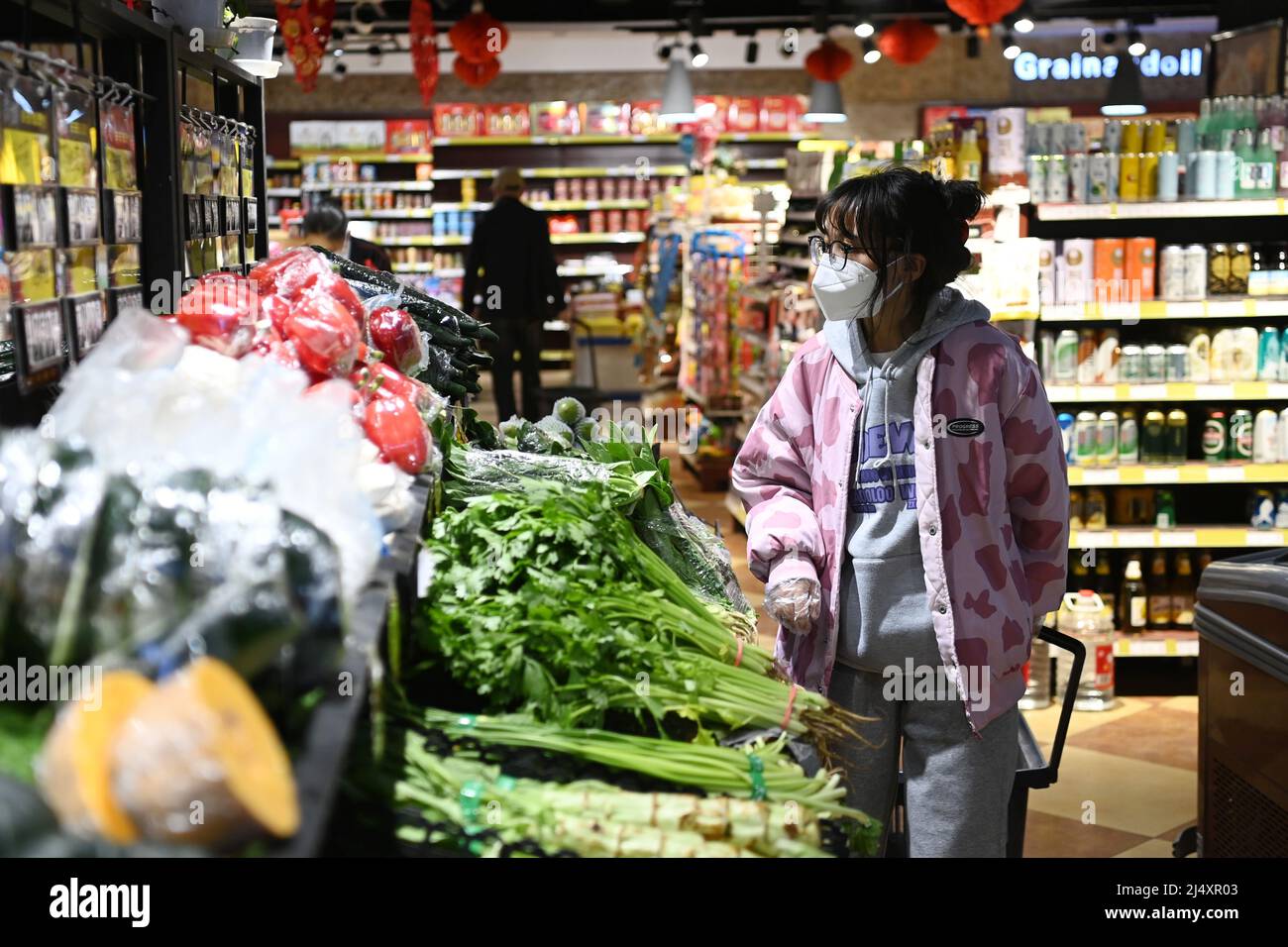 Xining, Chinas Provinz Qinghai. 18. April 2022. Bürger kaufen in einem Supermarkt im Bezirk Chengxi der Stadt Xining, nordwestlich der chinesischen Provinz Qinghai, 18. April 2022. Die lokalen Behörden haben Maßnahmen ergriffen, um die Versorgung sicherzustellen, und in der Zwischenzeit haben sie Teams eingerichtet, um lebende Güter für die Bewohner der kontrollierten Gemeinden zu kaufen und zu verteilen, während das jüngste Wiederaufleben von COVID-19-Infektionen aufkommt. Quelle: Fan Peissen/Xinhua/Alamy Live News Stockfoto