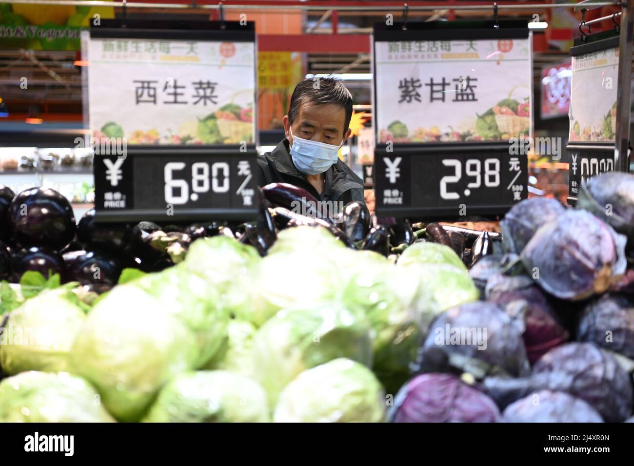 Xining, Chinas Provinz Qinghai. 18. April 2022. Ein Bürgerladen in einem Supermarkt in der Stadt Xining, nordwestlich der chinesischen Provinz Qinghai, 18. April 2022. Die lokalen Behörden haben Maßnahmen ergriffen, um die Versorgung sicherzustellen, und in der Zwischenzeit haben sie Teams eingerichtet, um lebende Güter für die Bewohner der kontrollierten Gemeinden zu kaufen und zu verteilen, während das jüngste Wiederaufleben von COVID-19-Infektionen aufkommt. Quelle: Fan Peissen/Xinhua/Alamy Live News Stockfoto